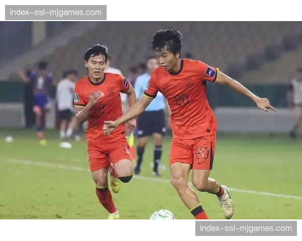 场边镜头捕捉到两队门将在比赛暂停时互相交谈调侃 场边镜头捕捉到两队门将在比赛暂停时互相交谈调侃